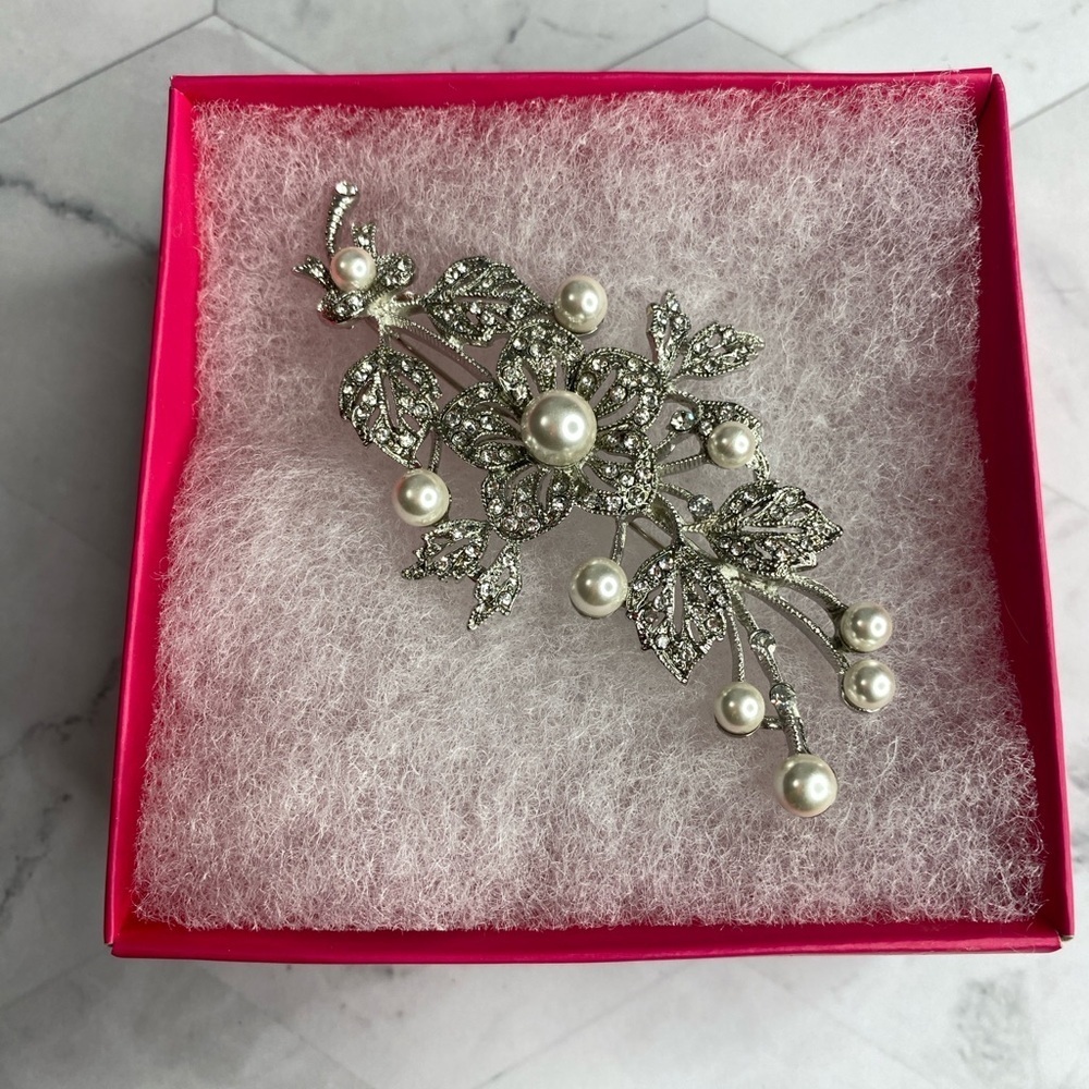 Flower Rhinestone & Faux Pearl Broach New Never Been Worn
